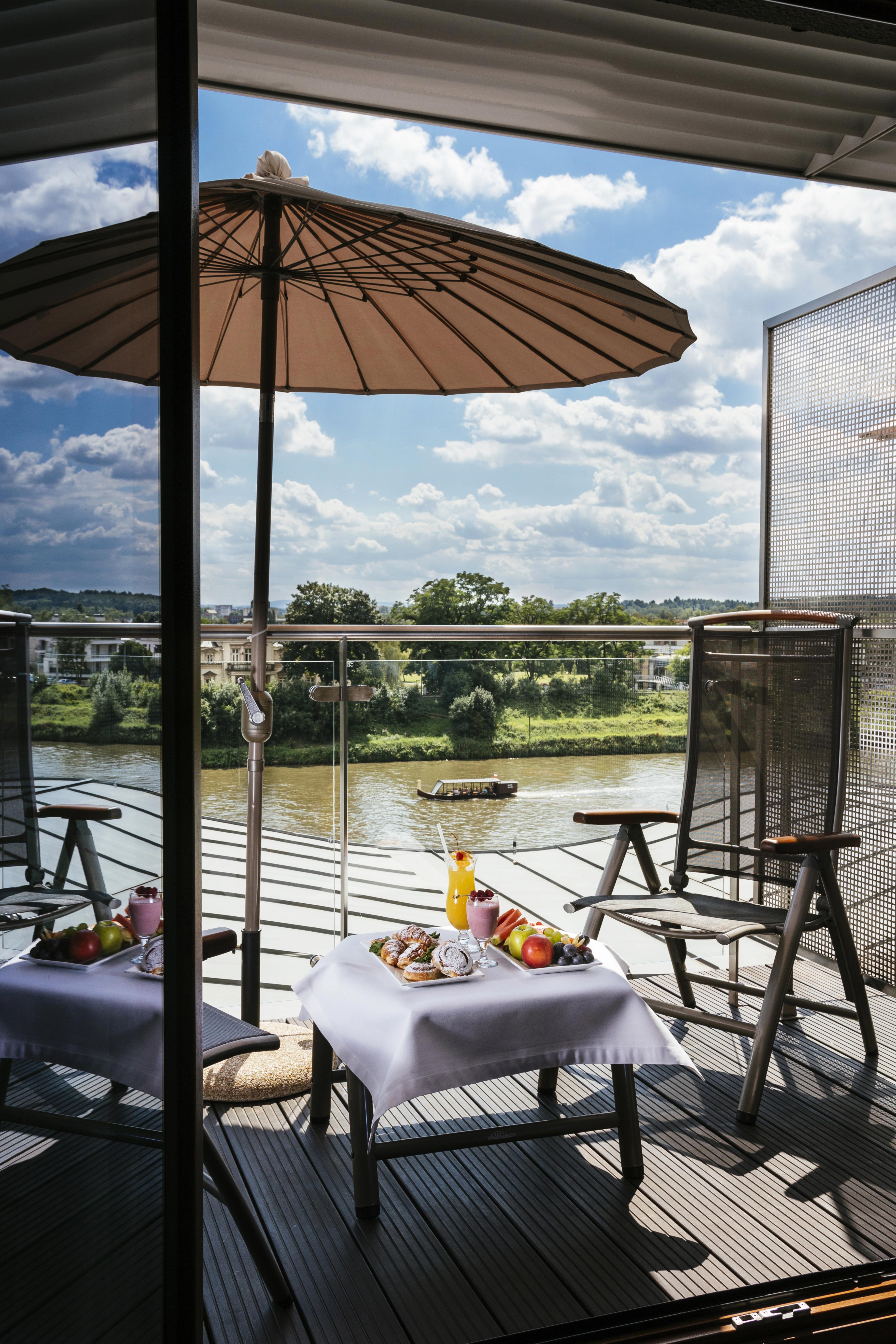 Niebieski Art Hotel & Spa Cracóvia Exterior foto View of the River Thames from the balcony of a suite at the Riverview