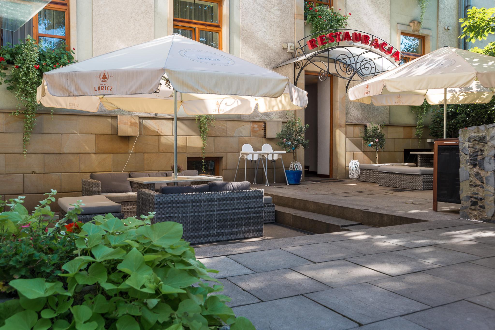 Niebieski Art Hotel & Spa Cracóvia Exterior foto The courtyard of the hotel