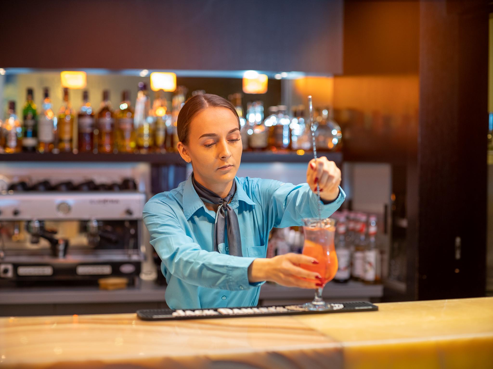 Niebieski Art Hotel & Spa Cracóvia Exterior foto A bartender at work