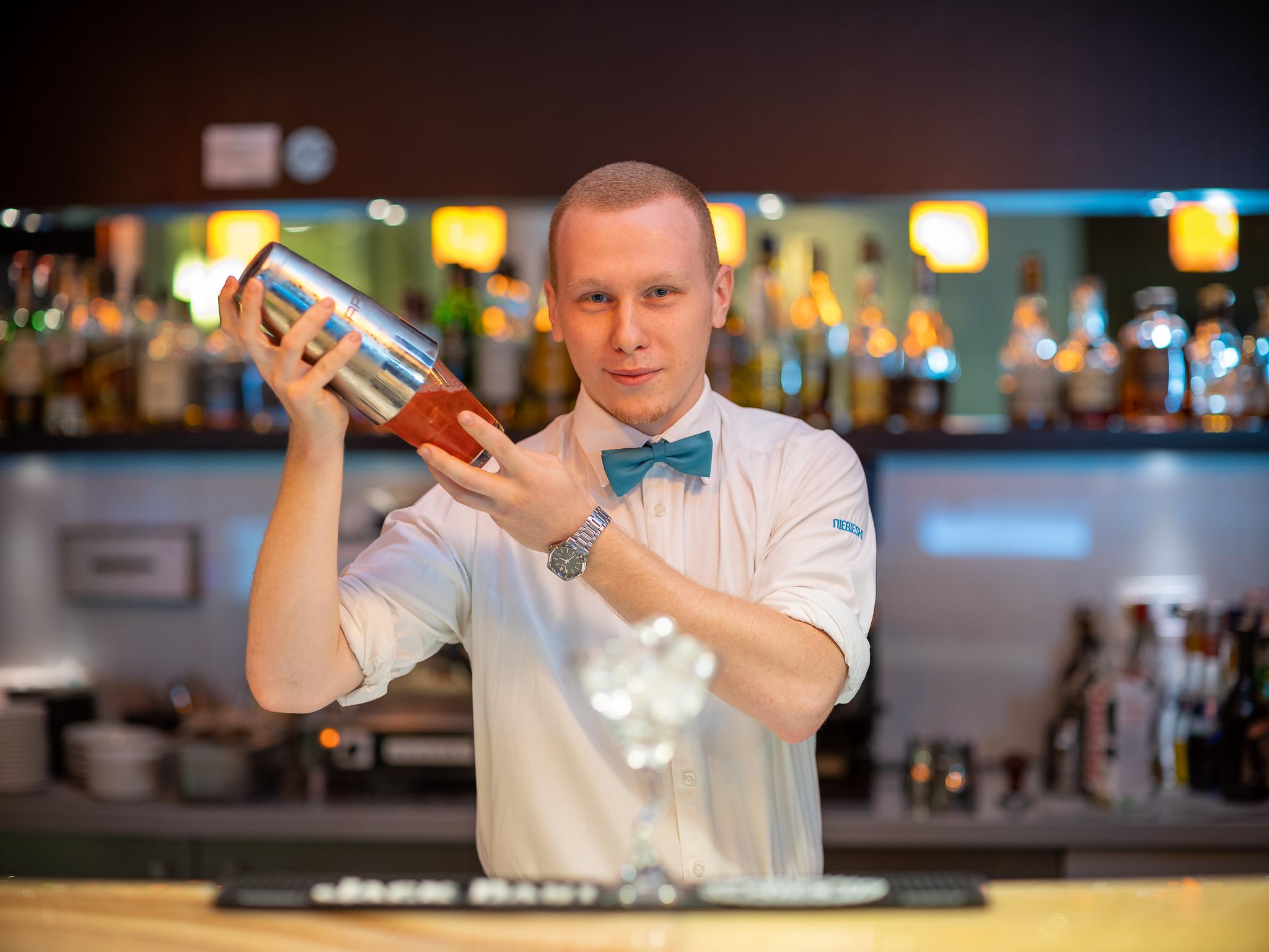 Niebieski Art Hotel & Spa Cracóvia Exterior foto A bartender shaking a cocktail