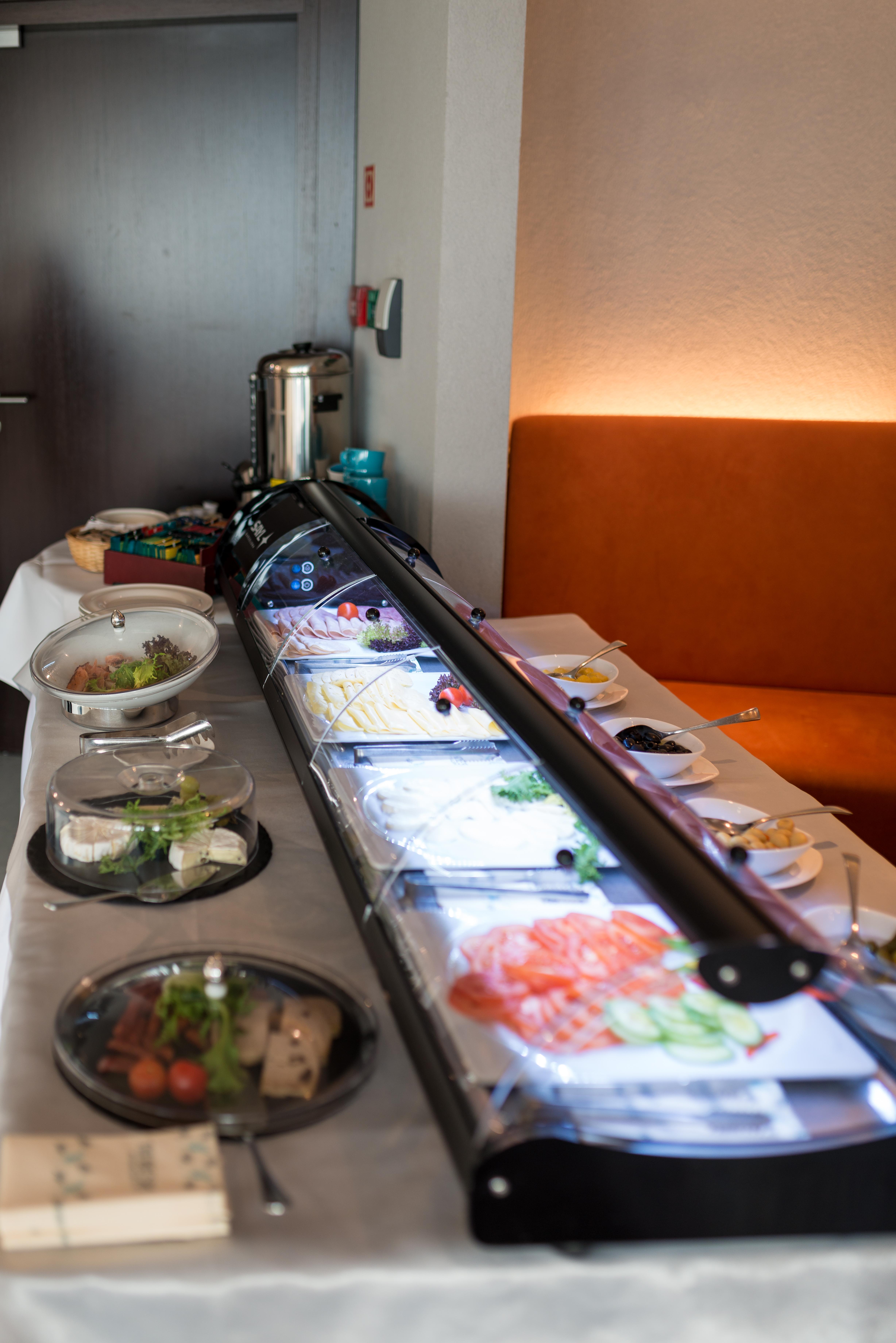 Niebieski Art Hotel & Spa Cracóvia Exterior foto A conveyor belt sushi restaurant in Germany
