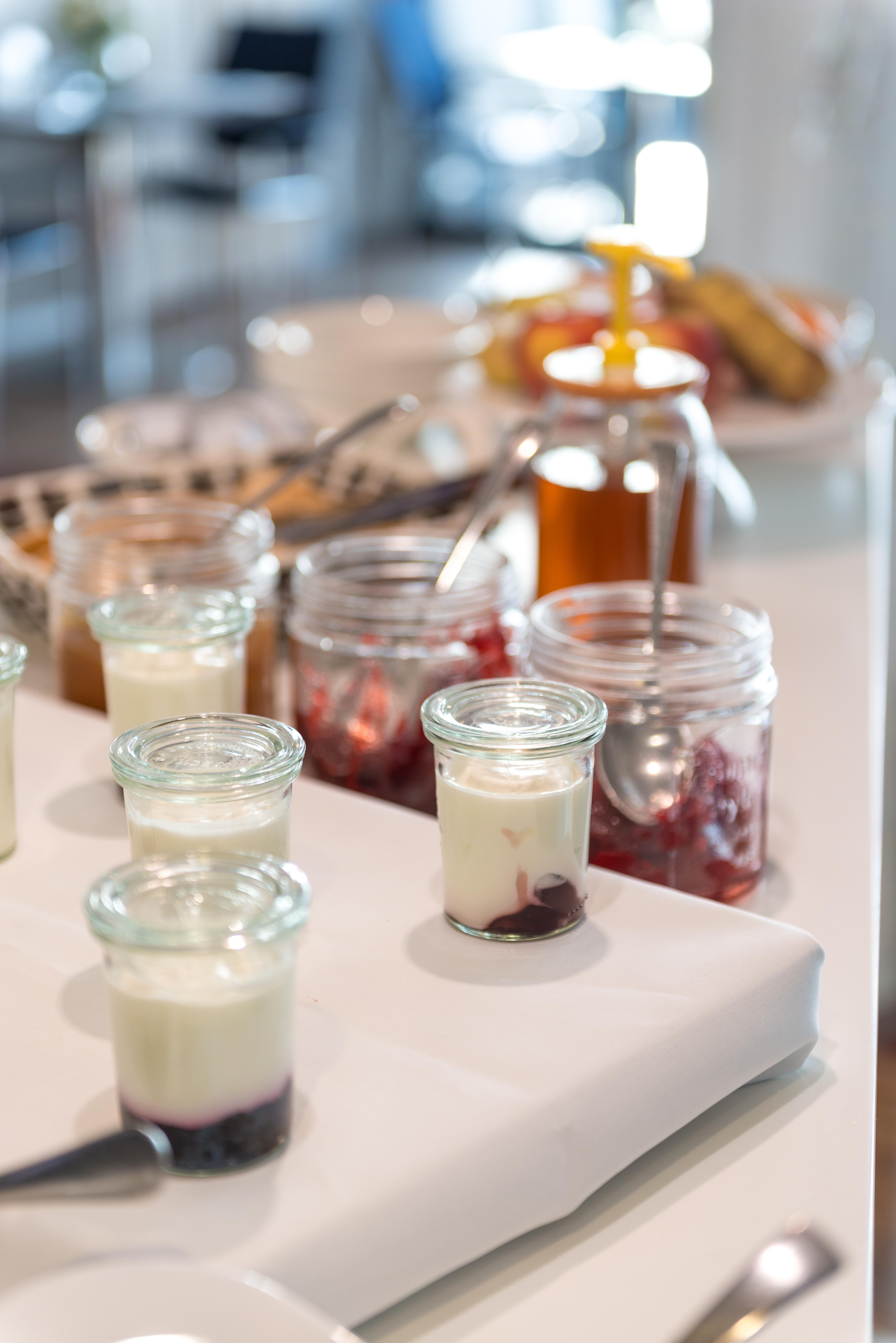 Niebieski Art Hotel & Spa Cracóvia Exterior foto Yogurt with fruit