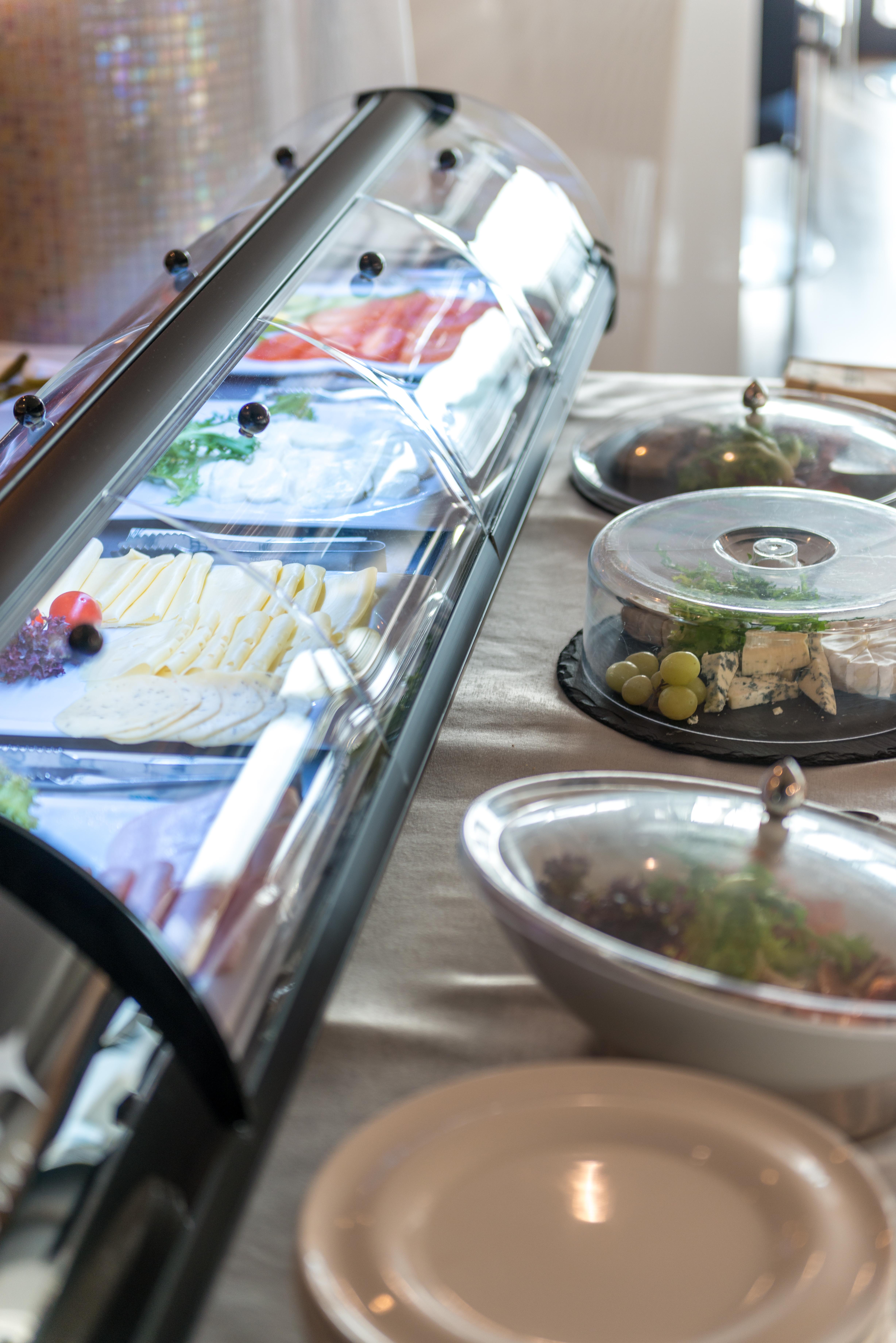 Niebieski Art Hotel & Spa Cracóvia Exterior foto A display case with food