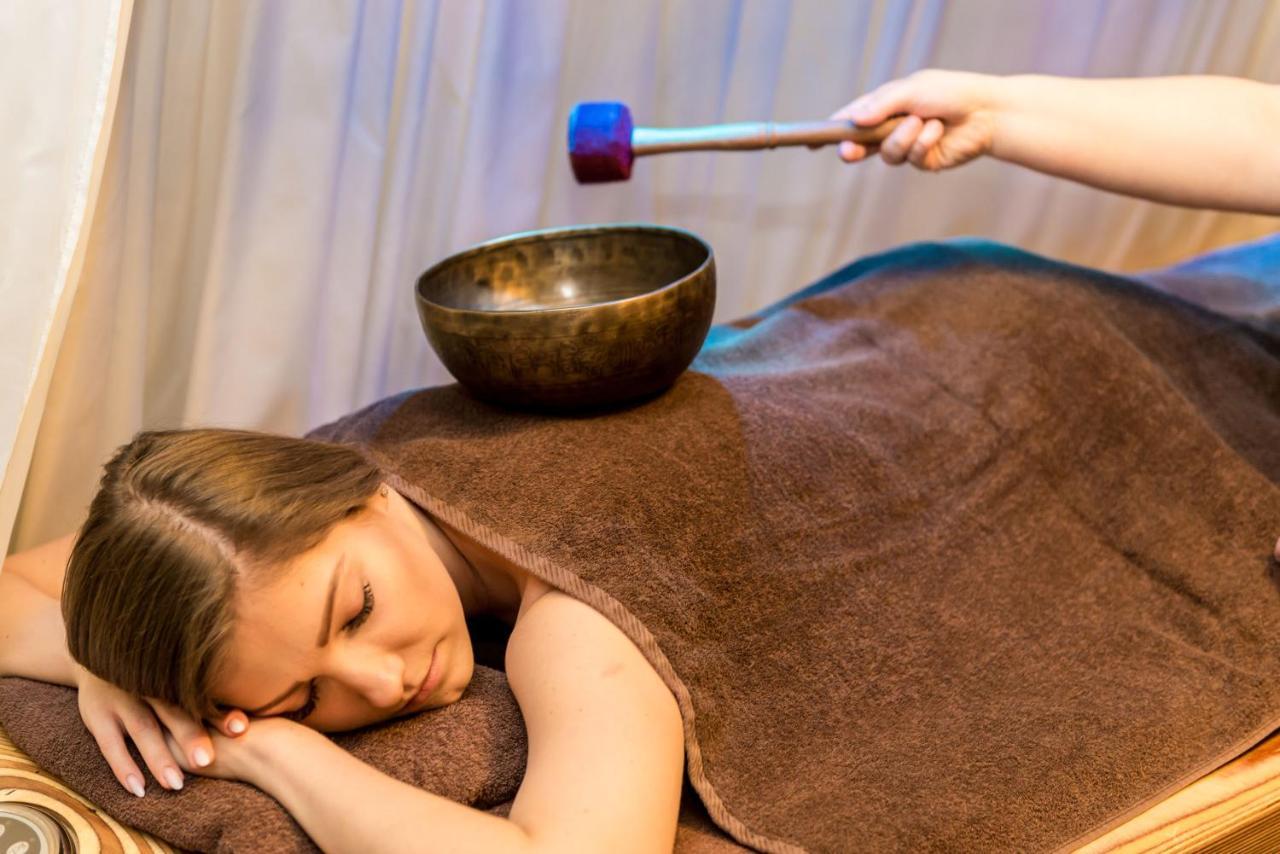 Niebieski Art Hotel & Spa Cracóvia Exterior foto A woman receiving a singing bowl massage