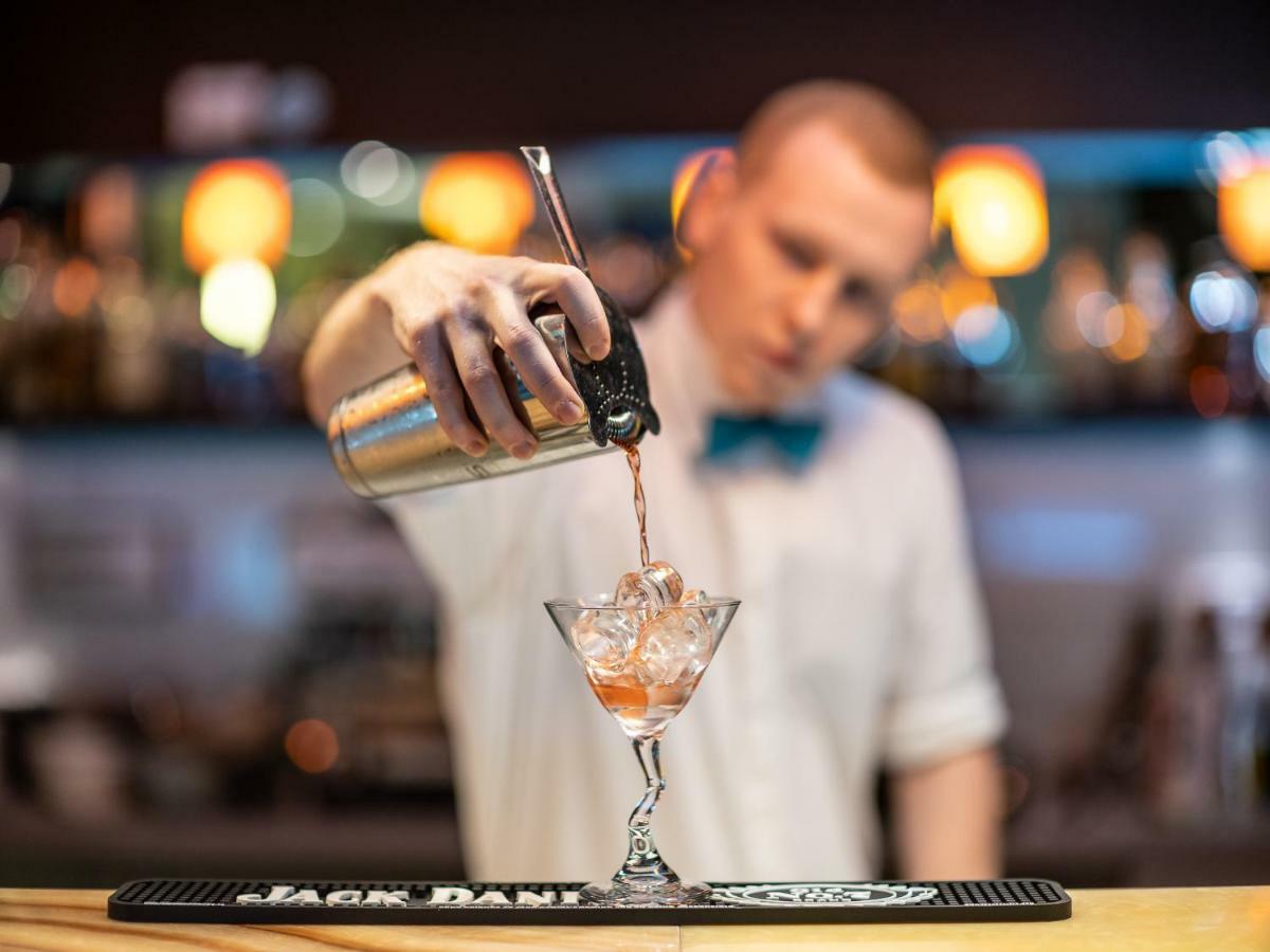 Niebieski Art Hotel & Spa Cracóvia Exterior foto Bartender pouring a cocktail